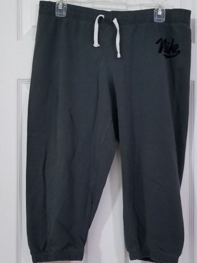 Women's Nike cropped pants.